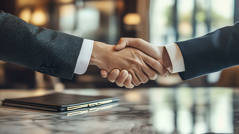 2 people shaking hands